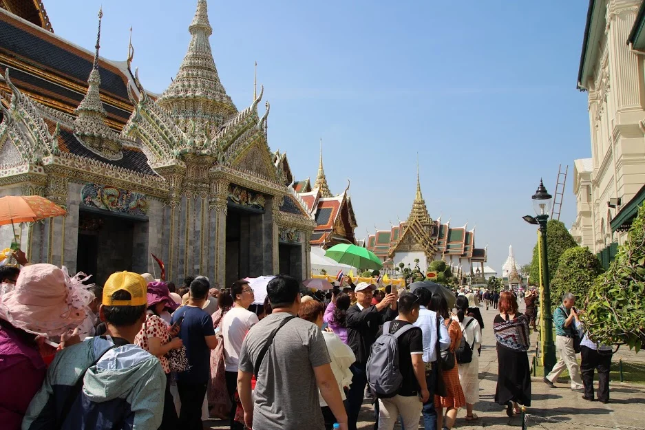 Grupo de turistas chinos dentro del Gran Palacio Real de bangkok
