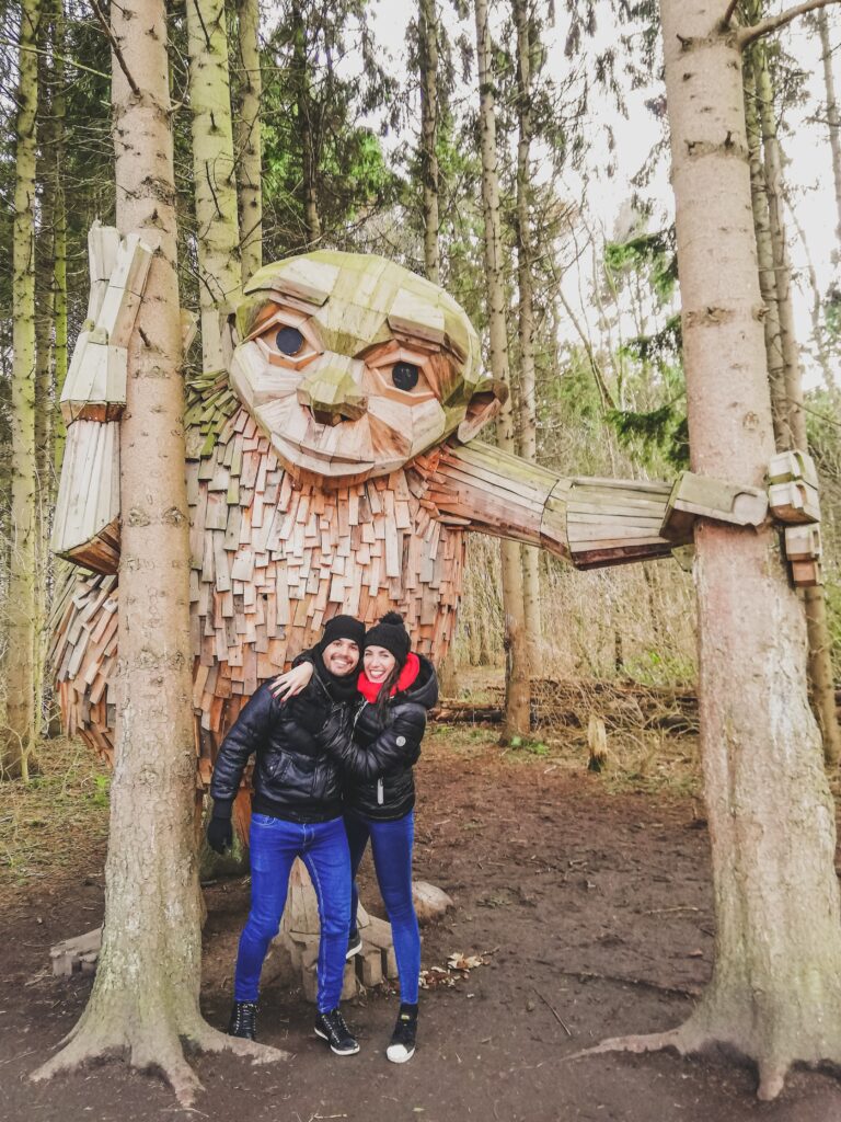 lugares que visitar cerca de Copenhague. gigantes de madera de thomas dambo
