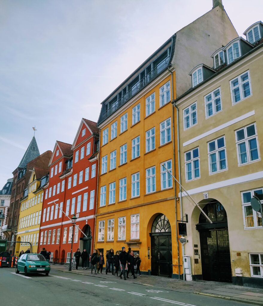 Las fachadas de los edificios donde vivió Hans Christian Andersen en Nyhavn, Copenhague.