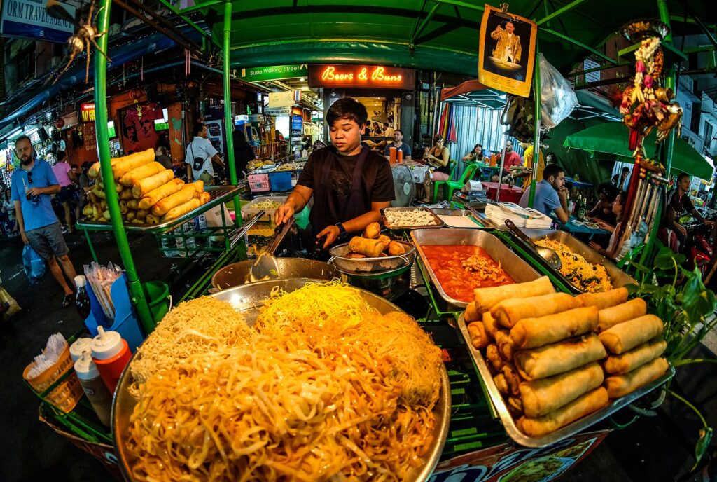 Puestos de comida por la noche en KhaoSan Road cosas imperdibles que hacer en Bangkok