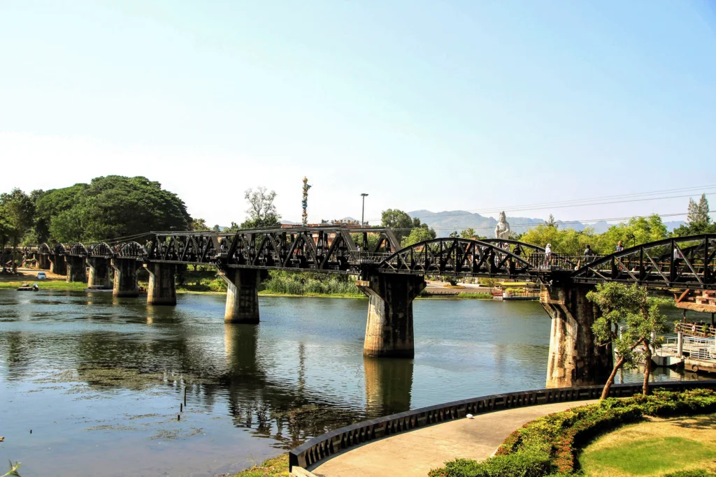 Puente sobre rio Kwait Nomades con rumbo en kanchanaburi Tailandia